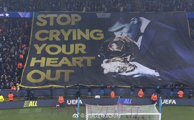 阿尔维斯晒照观战德比：被皇马球迷团团围住